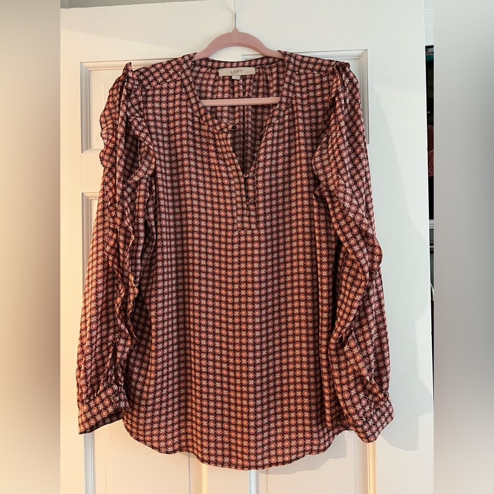 Loft top with cute ruffle on sleeve
